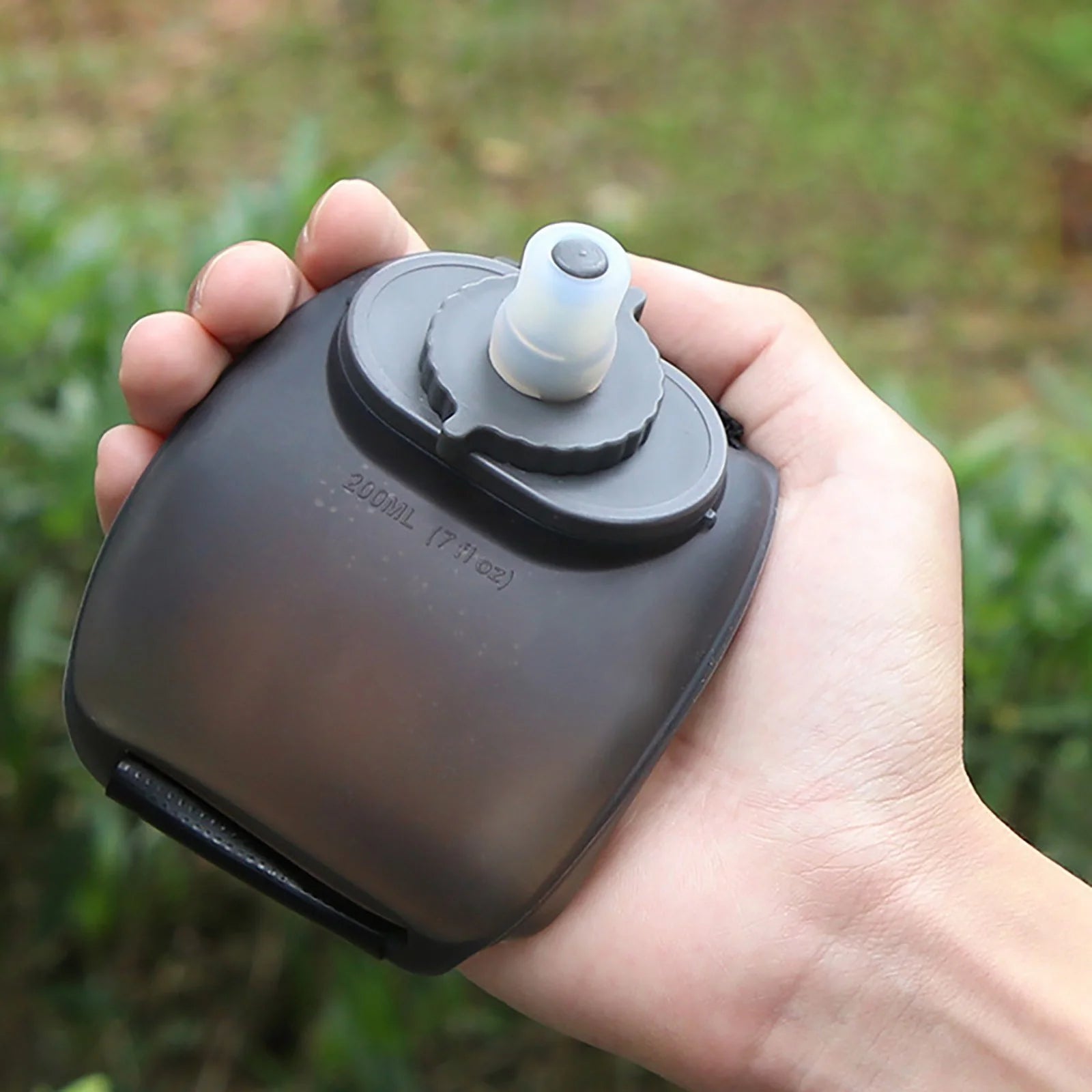 Wrist Water Bottle, Wearable Handsfree Silicone 7 Oz Running Water Bottle, Sports Portable Fitness Cycling Marathon Rock Climbing Cycling Sports Cup